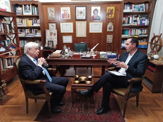 τη διάρκεια της συνέντευξης με τον τέως Πρόεδρο της Δημοκρατίας Προκόπη Παυλόπουλο e1608633617490